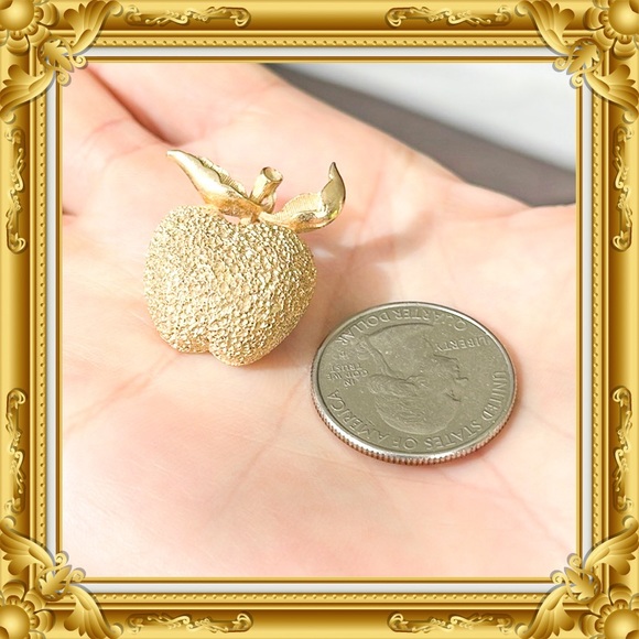 💕Beautiful Vintage Gold Tone Apple Brooch / Pin💕 - Picture 2 of 4